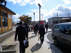 紫波中央駅前でのお出迎えの様子