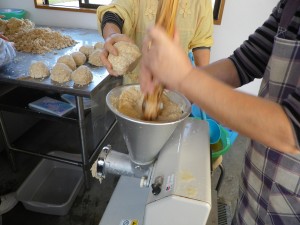 味噌玉を機械にかける様子