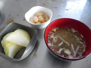 お味噌汁・大根の辛子漬け・福豆の煮物