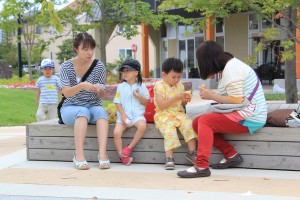 広場で食べるとおいしいね♪