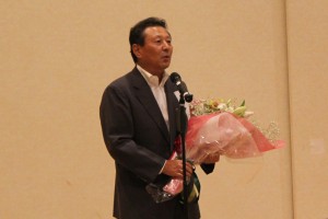 謝辞を述べる八重嶋氏