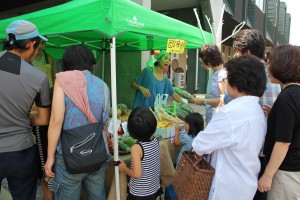 お店の方とじっくりお話をしながら商品を選ぶお客様の姿が印象的でした