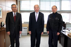 写真左から、中村取締役、藤原町長、佐々木社長