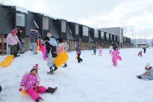 オガール広場で雪遊びをするしわっせの子供たち