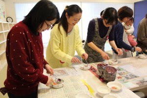 茹でた野菜をそれぞれのお子様に合わせて食べやすく工夫する様子