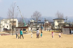 青空の下のオガール広場