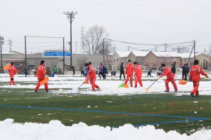 雪かきをする選手たち