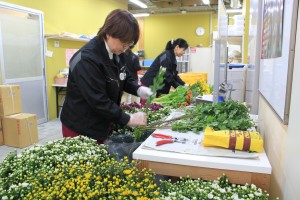 写真左から、紫波マルシェスタッフの菊池さん、小野さん